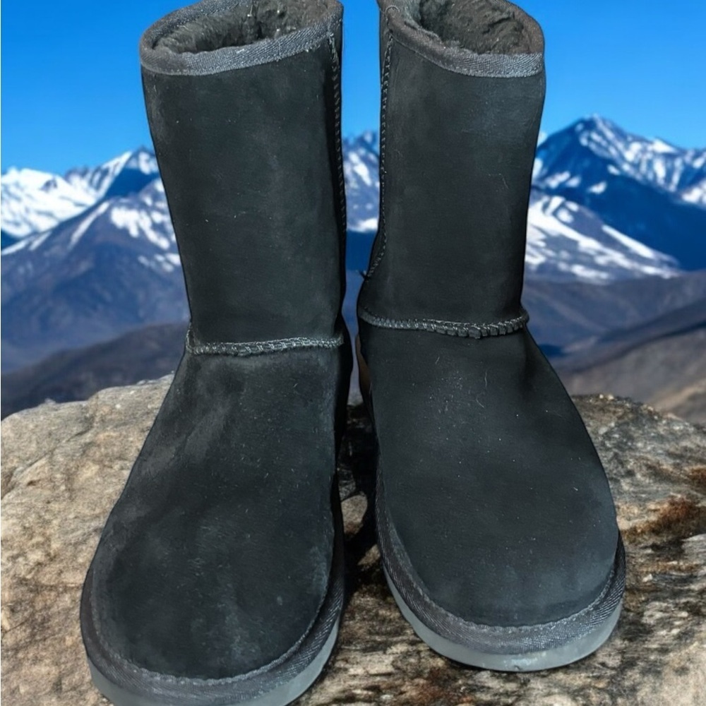 UGG Women’s Classic Black Suede Leather Sherpa Lined Short II Boot. Size 7.